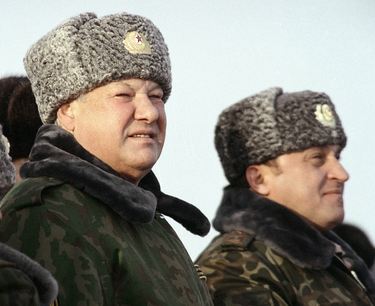 Президент РФ Борис Ельцин (в центре) и Министр обороны РФ Павел Грачев (справа).