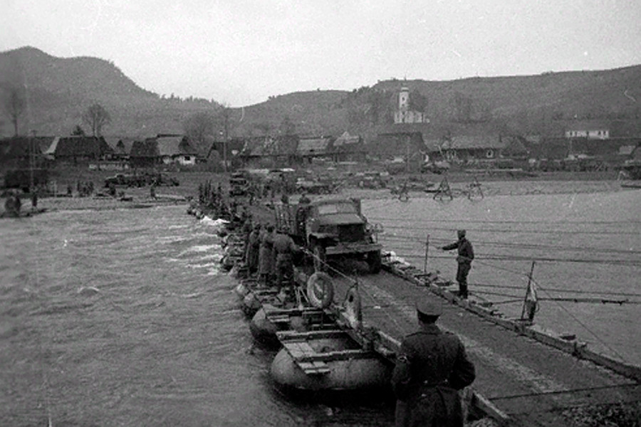 ソ連軍が建設した舟橋。飛行中隊「レオニダス」の標的は赤軍が建設したオーデル川にかかる橋だった。