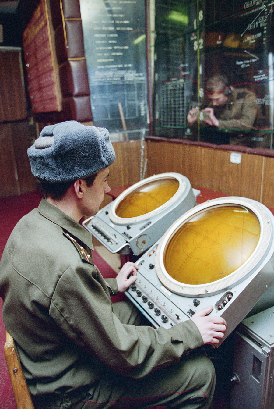 Lieutenant senior Andreï Boussine au poste de commandement de la brigade de défense aérienne du district militaire de Transbaïkalie