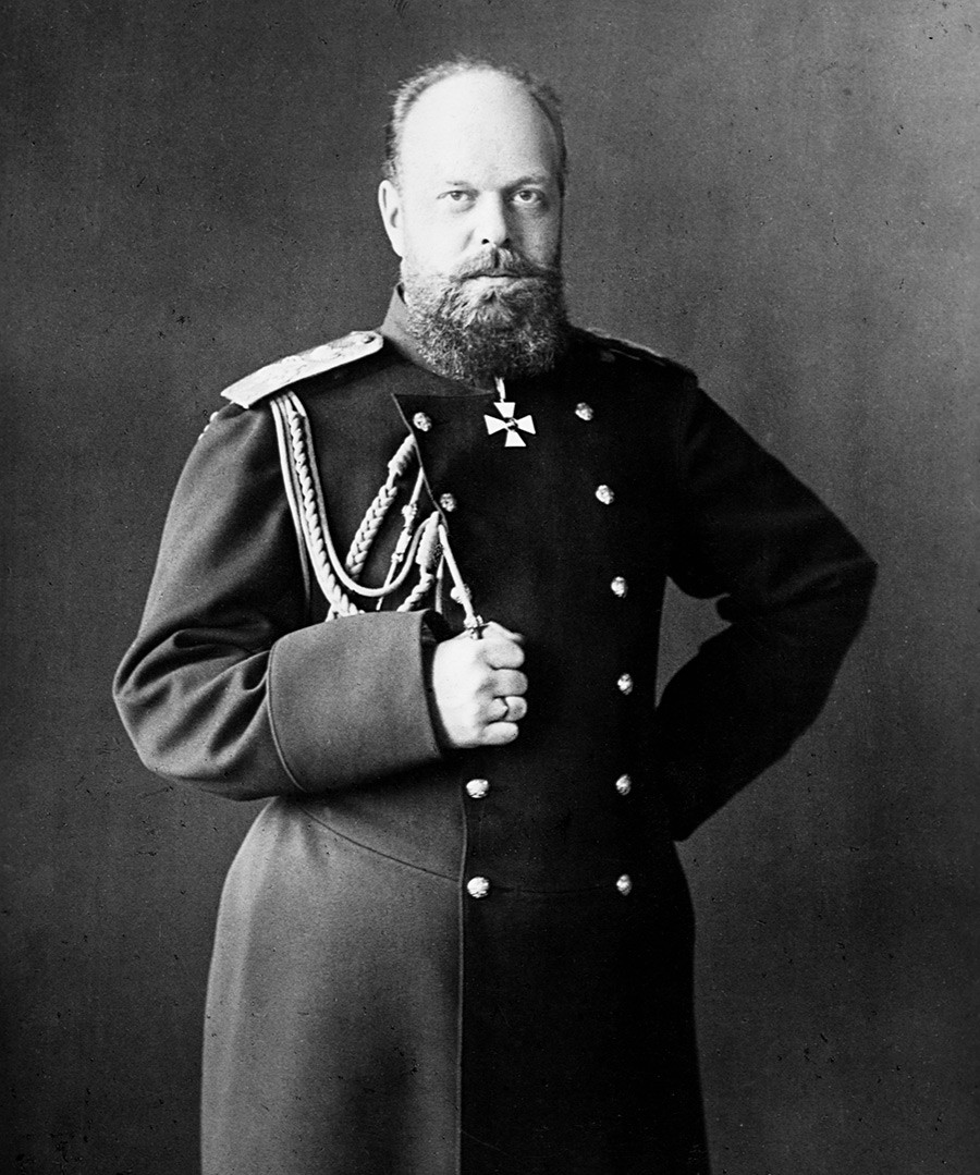 Портрет на Александър III (1845-1894), руският цар, който наследява престола след убийството на баща си и отменя реформите, започнати от него.
