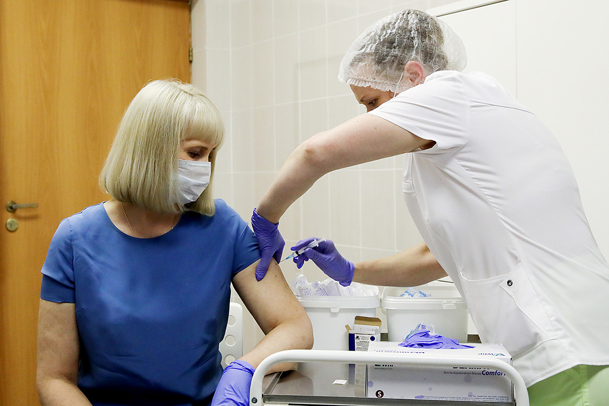 Доброволци вземат участие в пострегистрационните изпитания на руската ваксина срещу COVID-19
