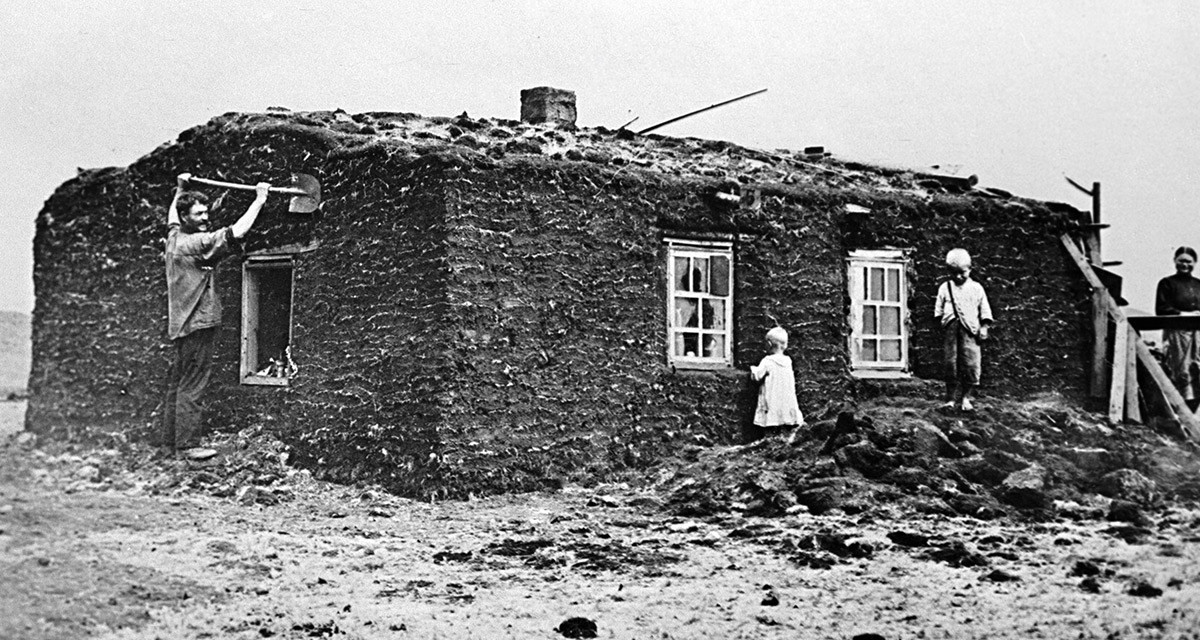 A house made of soil in Magnitogorsk, 1929