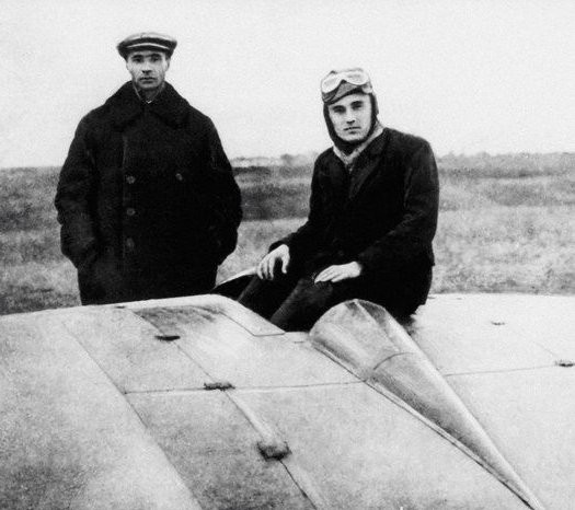 Cheranovski (izq) junto al diseñador de cohetes Sergué Koroliov (1931)