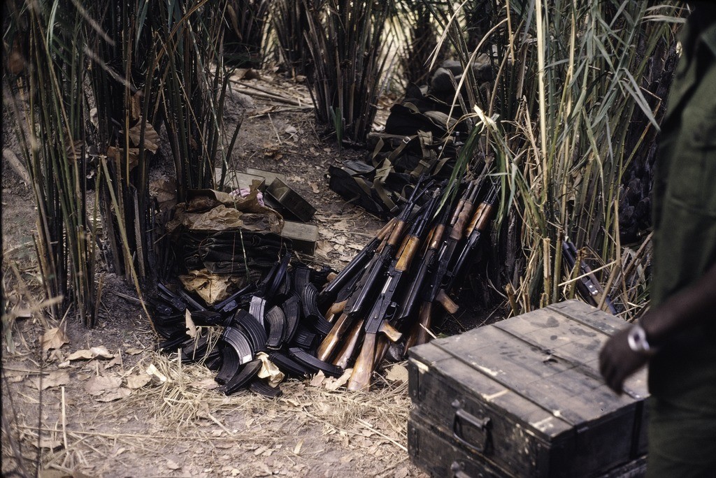 Fusiles ametralladores Ak-47 soviéticos durante su traslado, vía Senegal, Guinea Bisáu. (1974)