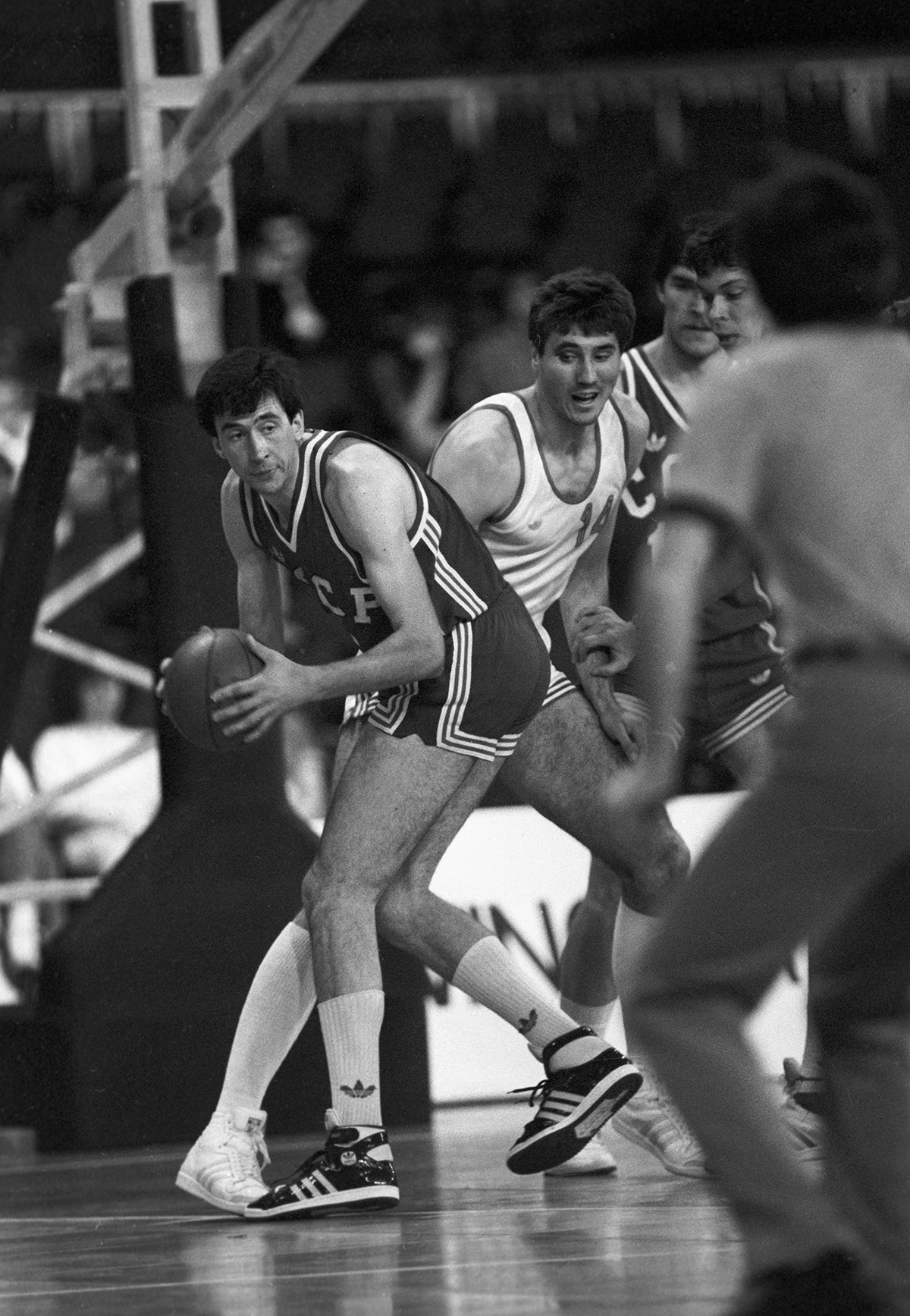 Sovjetski olimpijski prvak Sergej Tarakanov med Evropskim prvenstvom v košarki leta 1985.
