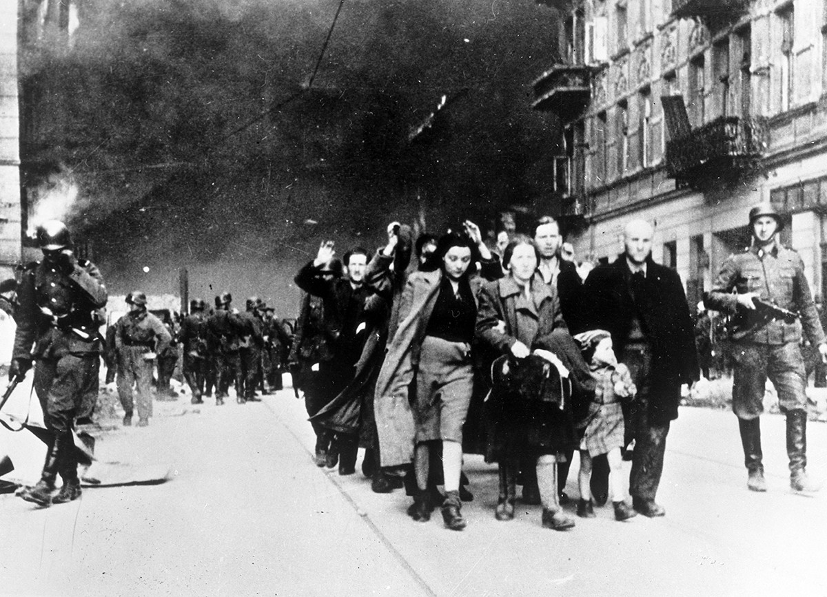 Des juifs du ghetto de Varsovie conduits à un point de rassemblement pour être déportés vers le Camp d'extermination de Treblinka, 1942 