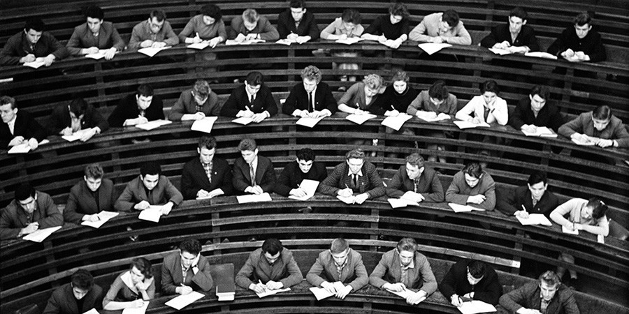 Para mahasiswa mengikuti kuliah di auditorium, 1967.