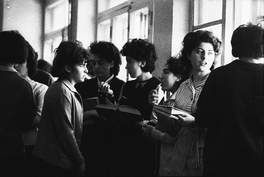 Para mahasiswa membawa buku, Yerevan, Armenian Soviet, 1959.