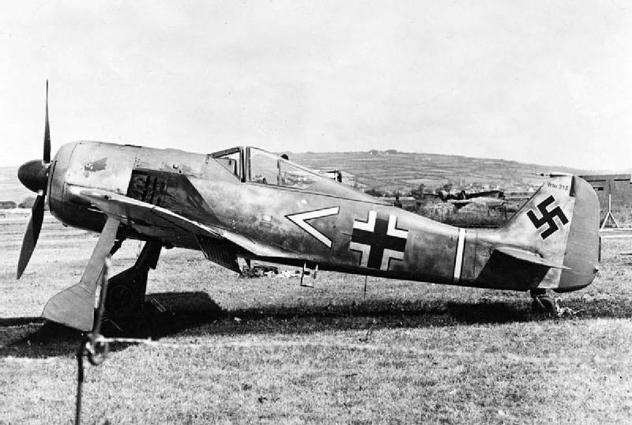 Германски Focke-Wulf Fw 190 A кој во јуни 1942 година по грешка слетал во Британија.