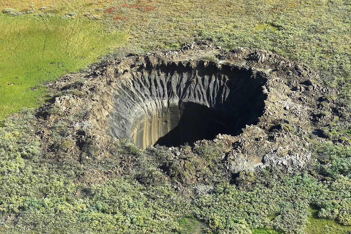 Il cratere scoperto nella penisola dello Yamal, nel nord della Siberia, e fotografato dall'alto il 25 agosto 2014 