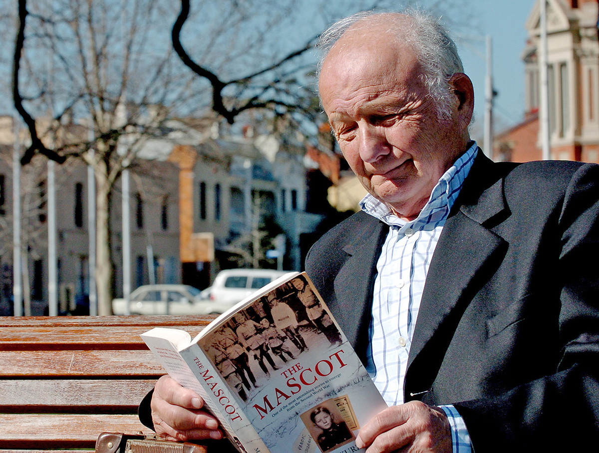 2007年、自分の人生について書かれた本を読んでいるアレックス・クルゼム、オーストラリアのメルボルン市
