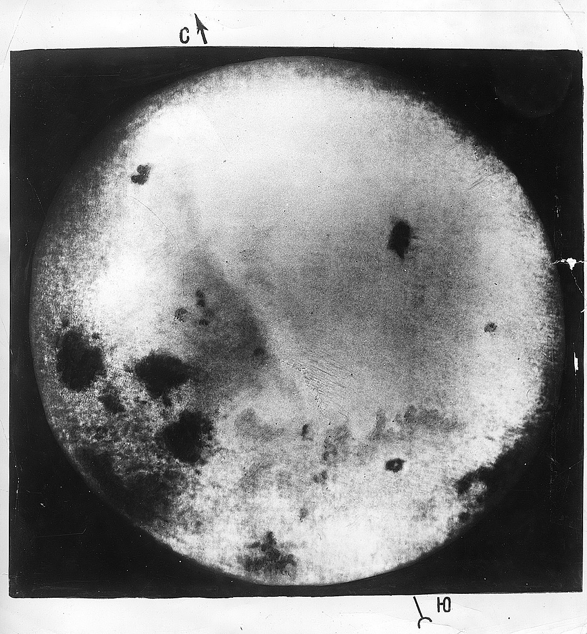 Salah satu foto pertama sisi jauh Bulan yang diambil oleh Luna-3.