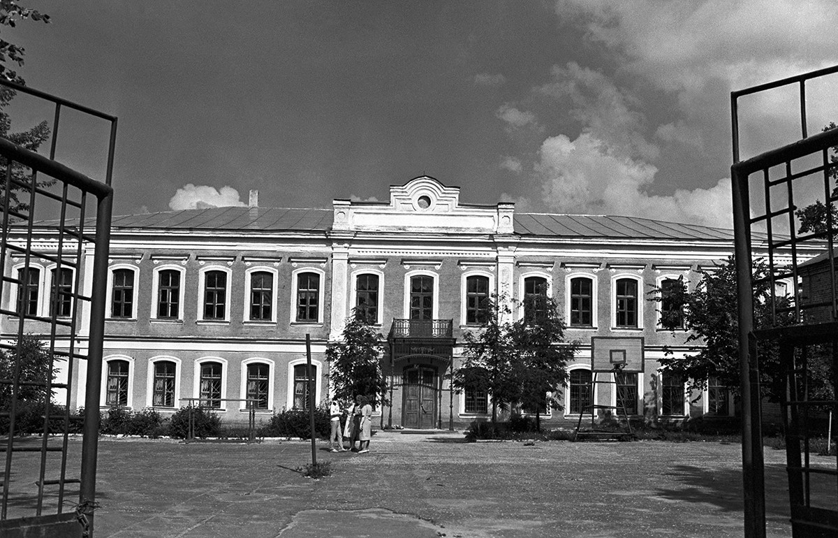 Здание мужской гимназии в Ельце, где учился И. Бунин, Липецкая область