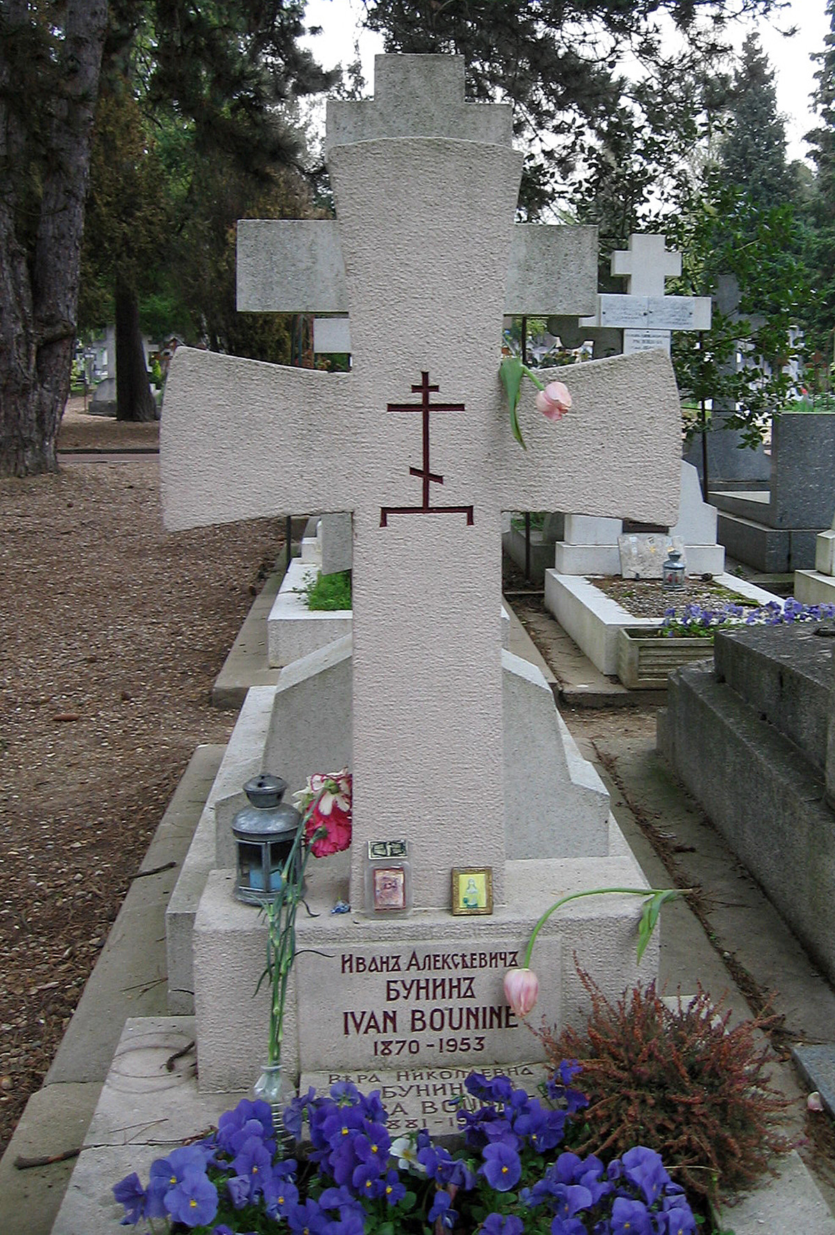 Могила Бунина на парижском кладбище  Сент-Женевьев-де-Буа