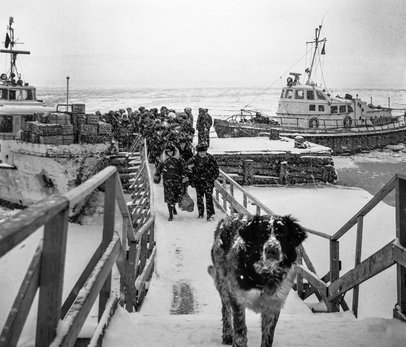 Dikson, Krasnojarski kraj, rujan 1980. Snijeg na pristaništu naselja Dikson.

