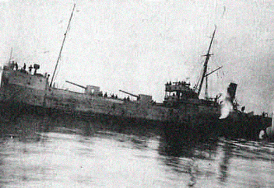 Le navire à vapeur Rosa Luxemburg chargé d'armement
