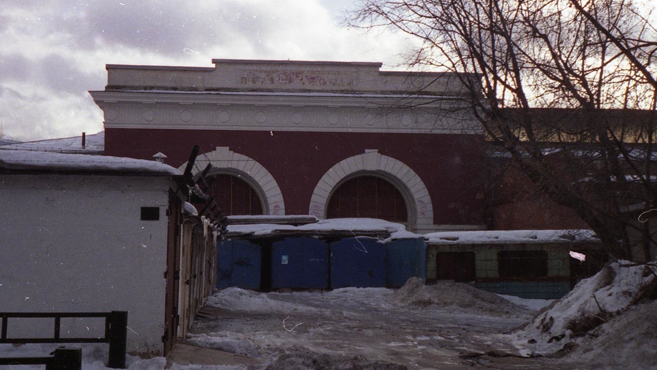 駅から残った「スターリン帝国様式」の壁