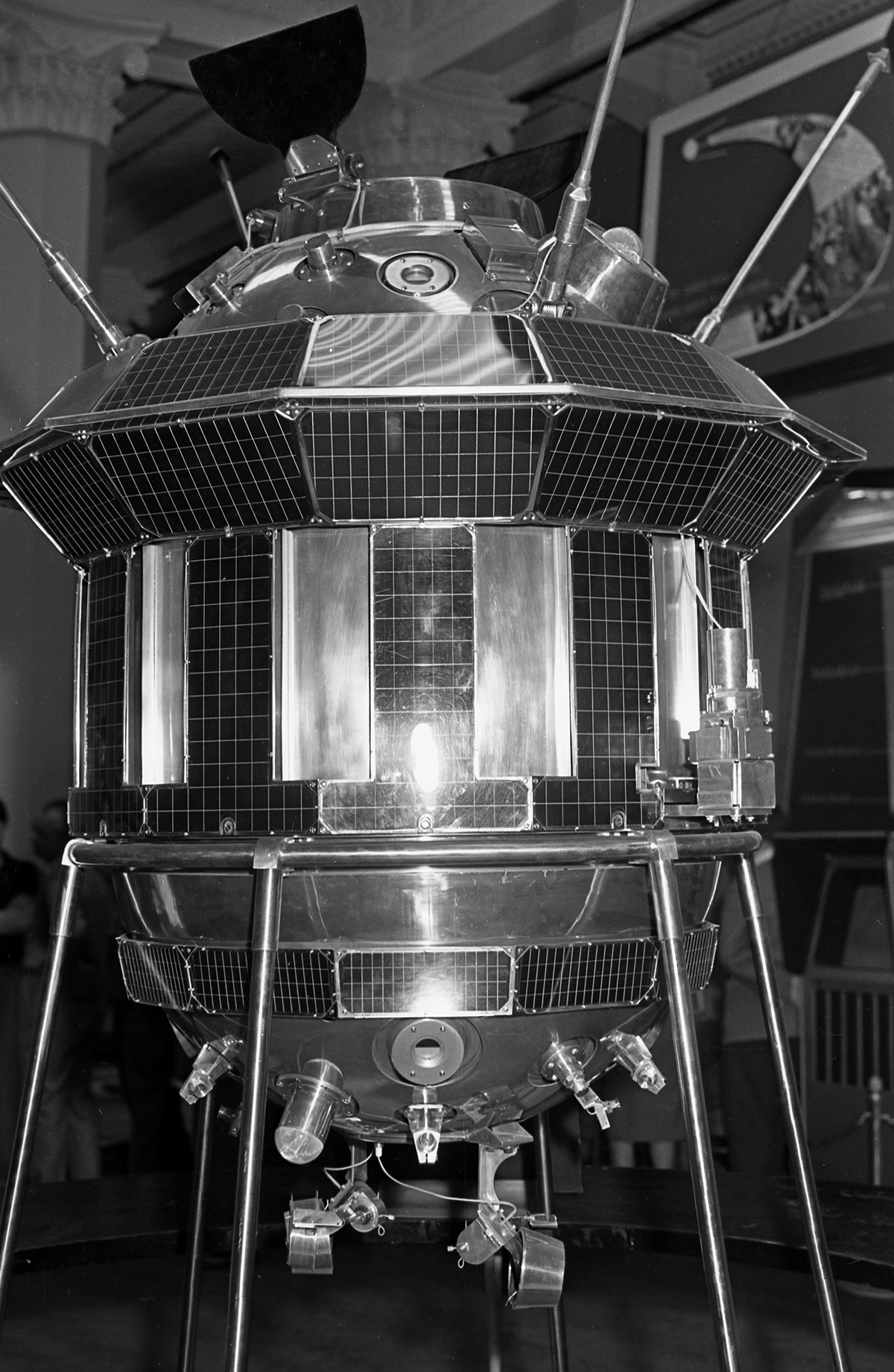Une copie réduite de la sonde spatiale soviétique Luna-3