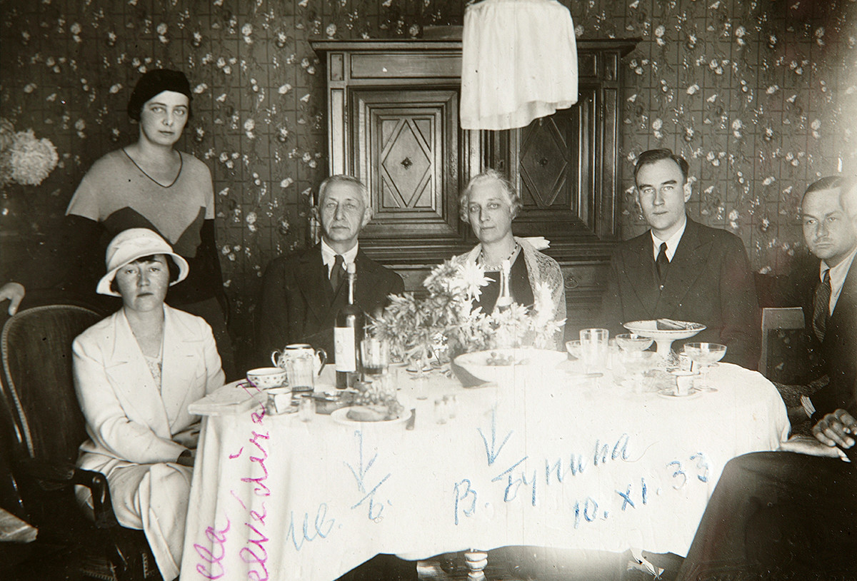 Ivan Bounine avec des amis à Grasse, France, 1933