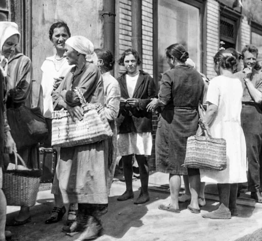 Хора, стоящи на опашка за продукти. СССР, Москва, 1931 год.