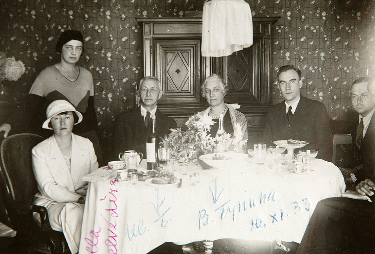 Ivan Búnin  com amigos em Grasse, na França, em 1933.
