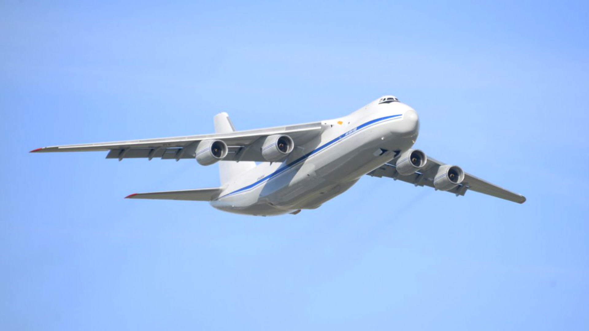 Ан 120. Самолёт АН-124-100. АН-124 военно-транспортный самолёт.