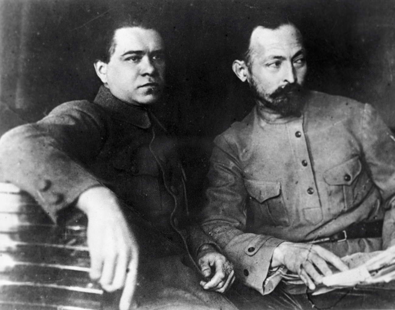 Феликс Дзержински (ляво), председател на ЧК, и заместникът му Яков Петерс