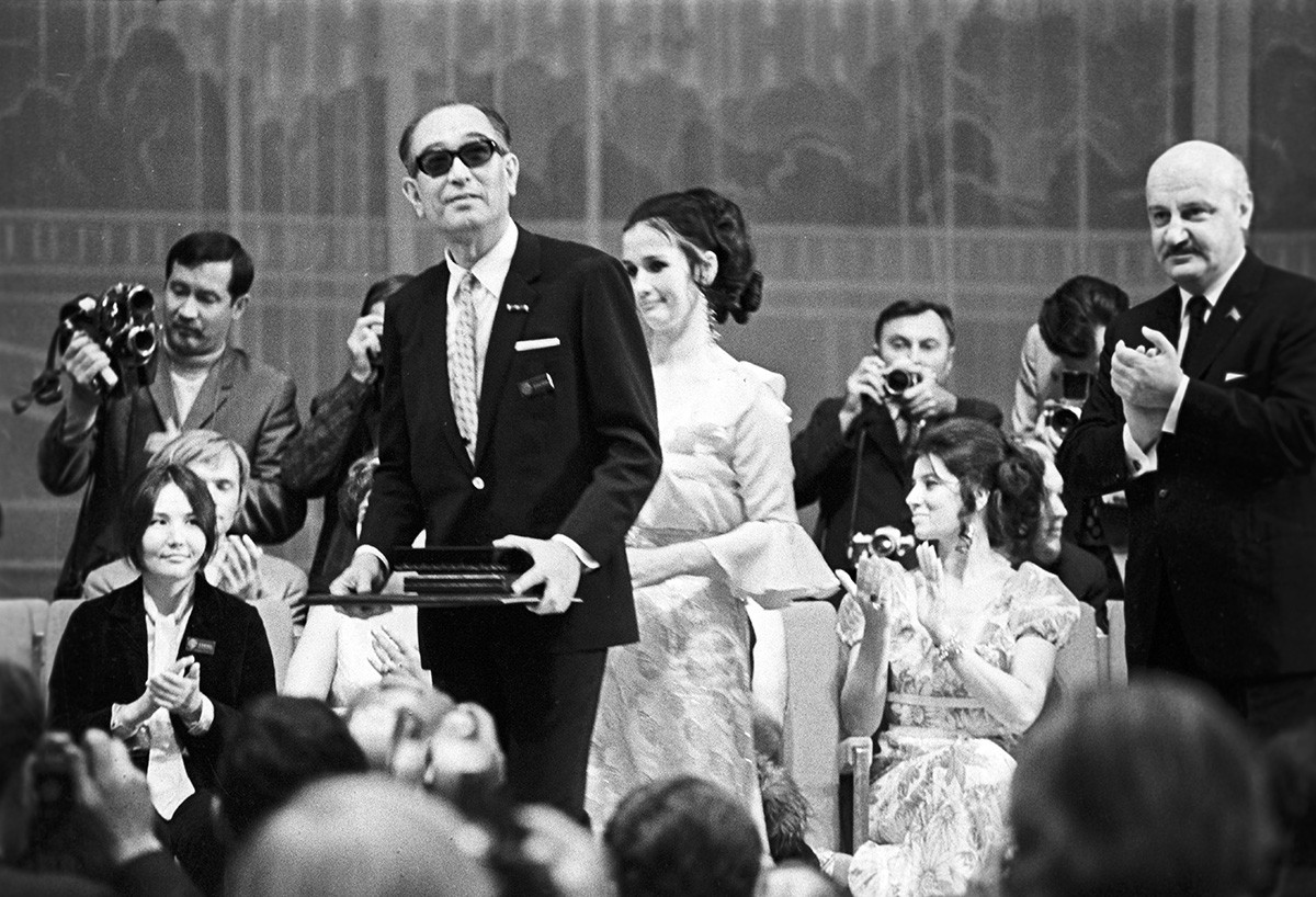 Akira Kurosawa insignito del premio speciale dell'Unione dei cineasti al 7° Festival Internazionale del Cinema di Mosca, 1971