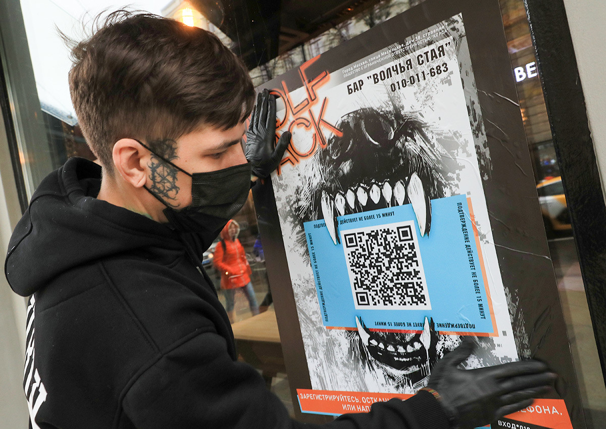 Poster dengan kode QR di pintu masuk bar, Moskow.