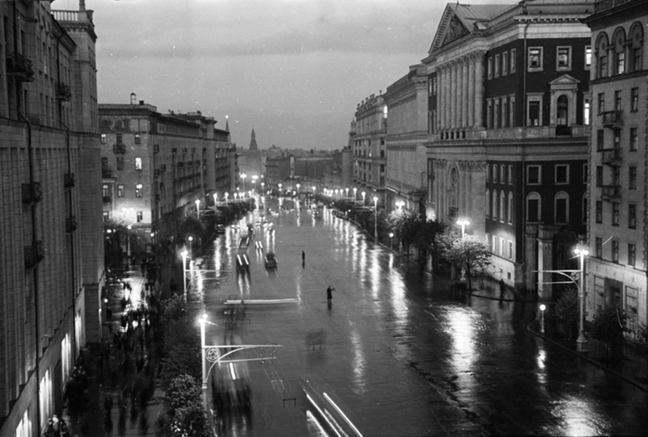 ゴーリキー通り（現在、この通りは、革命前の名称「トヴェルスカヤ通り」で知られている）