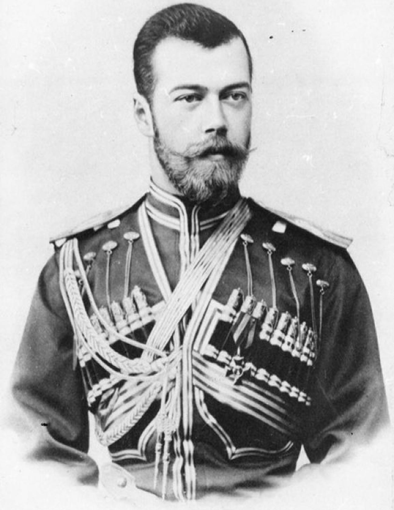 Император Николај II у униформи Лејб-гардијског хусарског пука.