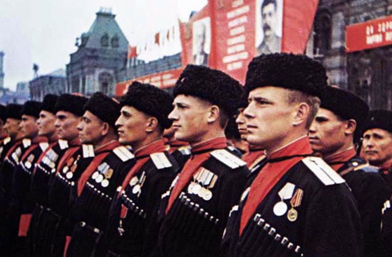 Кубањски козаци на Паради Победе на Црвеном тргу 24. јуна 1945. у униформи из 1936. године (тамноплава черкеска са газирима, капа кубанка са црвеним врхом).
