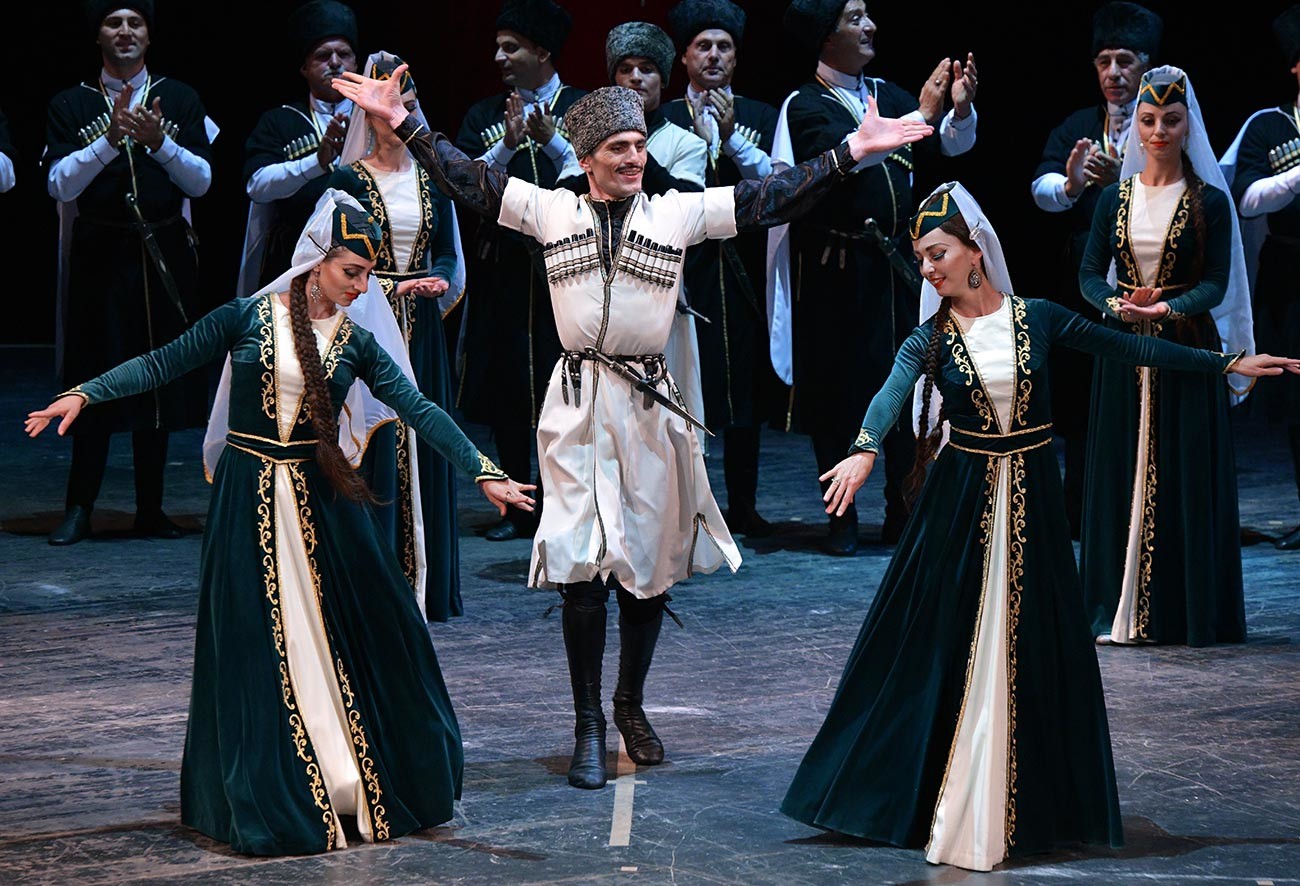 Народни ансамбл песме и плеса наступа на свечаности посвећеној 10-годишњици признања независности Абхазије од стране Руске Федерације, Абхаско државно драмско позориште у Сухумију.