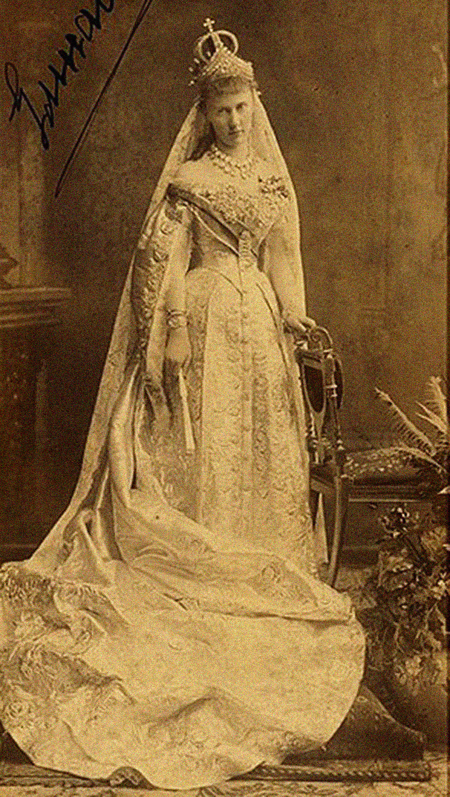 婚礼衣装を着た大公妃エリザヴェータ・マヴリキエヴナ 。戴冠式で、花嫁は婚礼用の王冠をつけ、その上にダイアモンドの頭飾りをつけた。