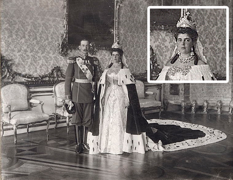 Царское село (Русия), великата княгиня Елена Владимировна от Русия и принц Николас от Гърция и Дания в сватбения си ден в портретната зала на Екатерининский дворец.