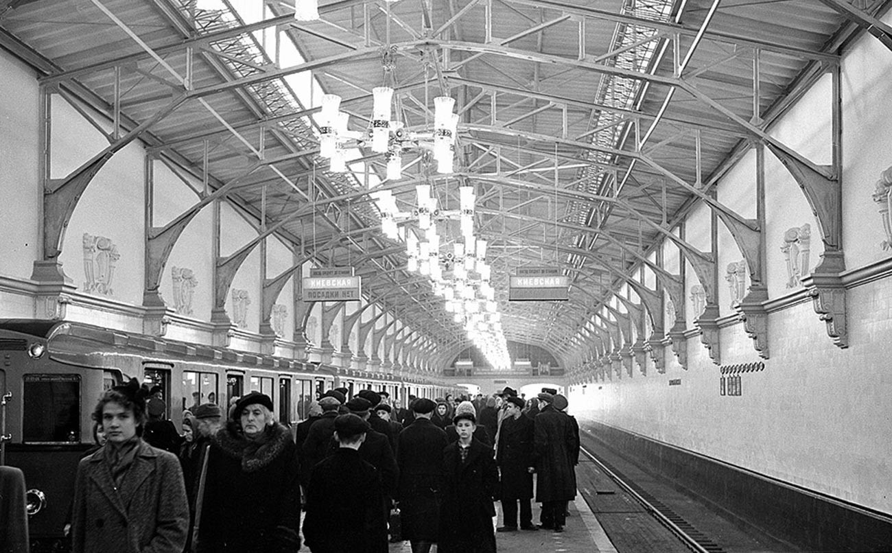 Passeggeri sulla piattaforma della stazione 