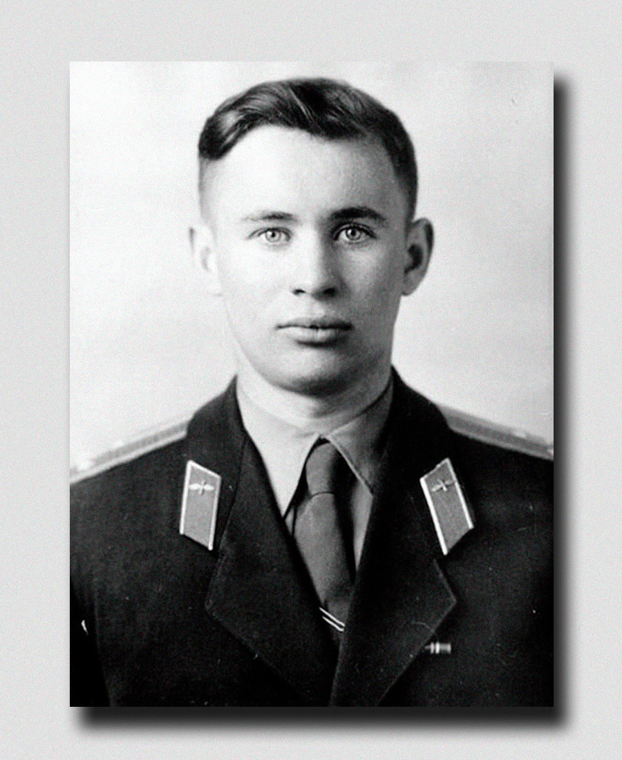Valentin Bondarenko è stato selezionato per intraprendere la carriera di cosmonauta nel 1960