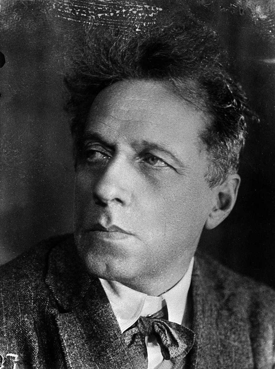 Meyerhold's Theatre of the Grotesque; The Post-Revolutionary