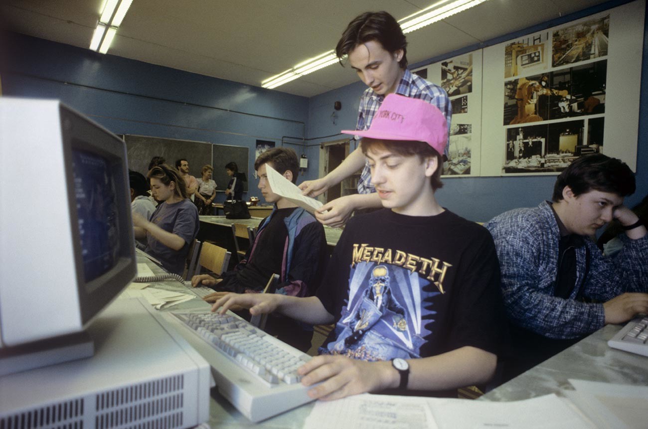 Средно училище №21. Учениците работят с компютрите на IBM