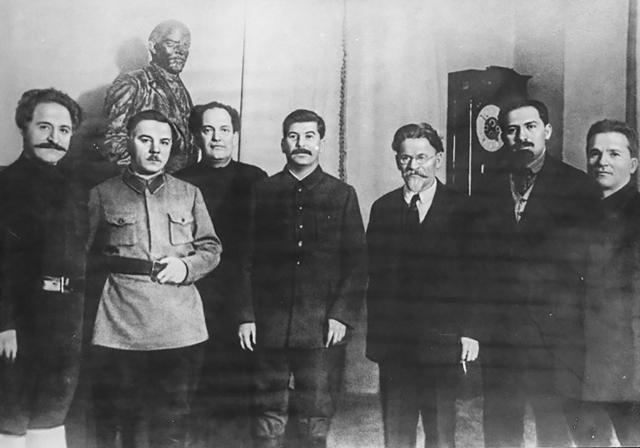 L'anniversaire de Joseph Staline. De gauche à droite : Grigory Ordjonikidze, Kliment Vorochilov, Valerian Kouïbychev, Joseph Staline, Mikhaïl Kalinine, Lazare Kaganovitch, Sergueï Kirov