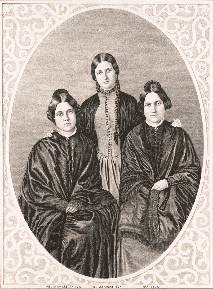 Le sorelle Fox. Da sinistra: Margaret, Catherine e Leah; nella metà del XIX secolo sostenevano di professare lo spiritismo. 1852