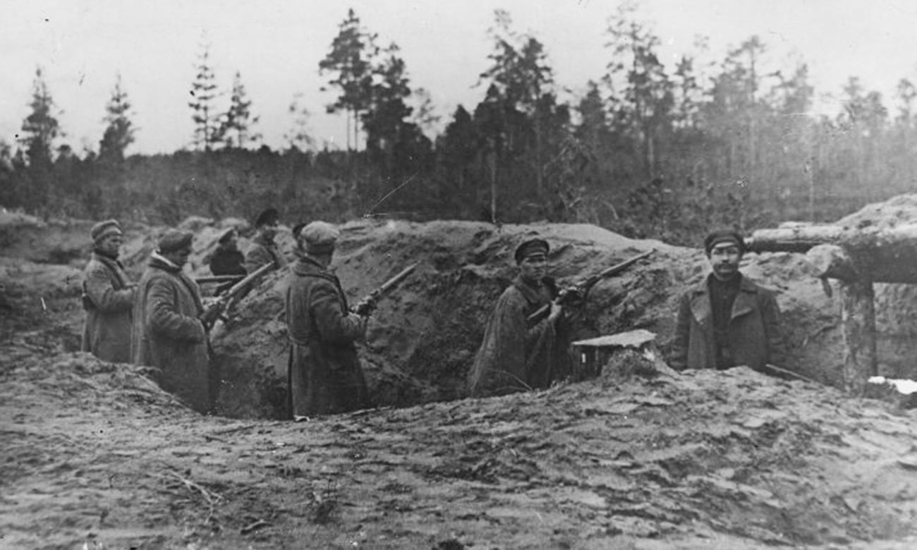 У рововима на првој линији фронта, 48. пук код Петрограда. Северозападна армија генерала Николаја Јуденича у офанзиви на Петроград, јесен 1919.