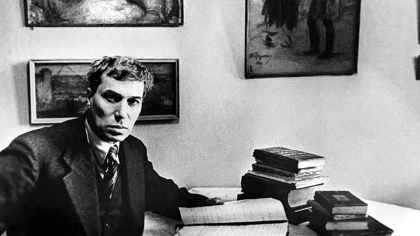 Depois que os censores soviéticos proibiram a publicação do romance de Pasternak, o escritor enviou cópias a amigos na Europa. E logo ele era impresso em italiano. 