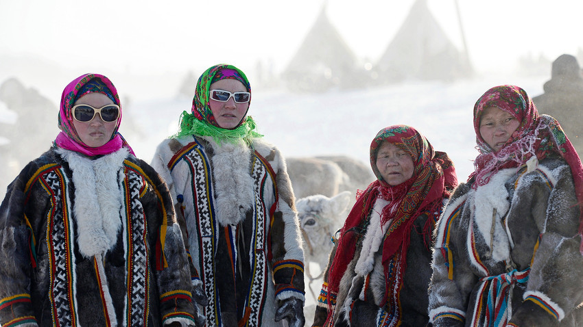 Ženske med praznikom Dneva pastirjev severnih jelenov v Salehardu.
