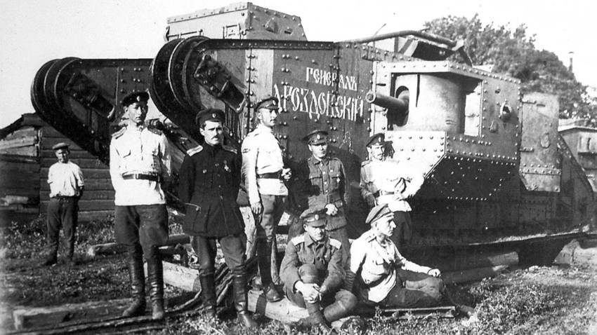 Jenderal Drozdovsky (ketiga dari kiri) dan beberapa anak buahnya.