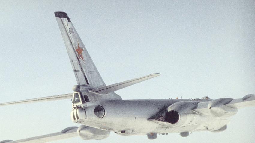 Tu-16, 1989.