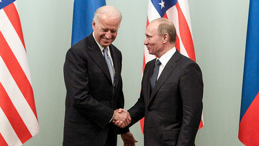 Então primeiro-ministro russo Vladimir Putin (dir.), cumprimenta o vice-presidente dos EUA, Joe Biden, durante reunião em Moscou em 10 de março de 2011