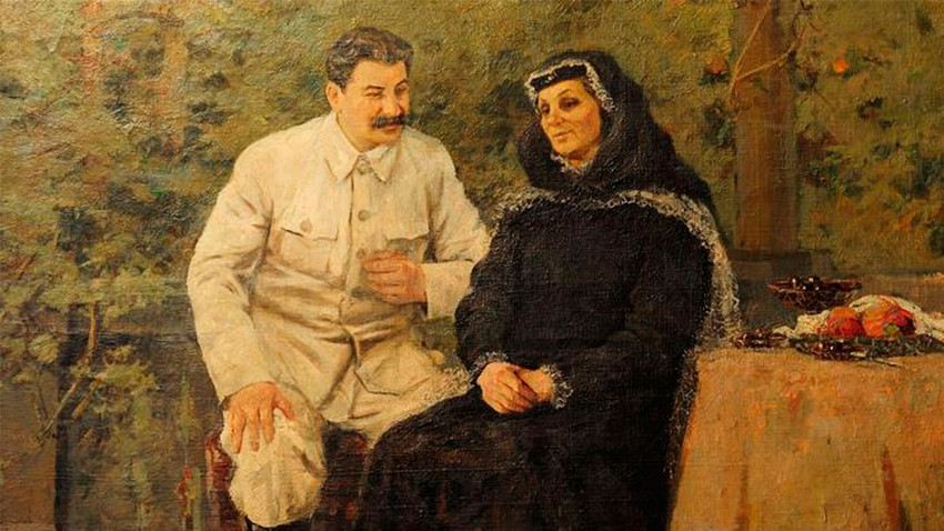 Йосиф Сталин с майка си.