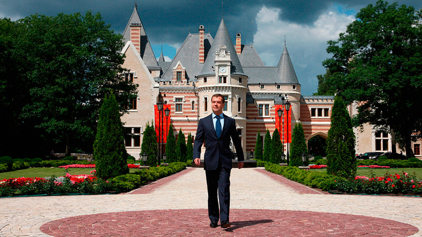Dmitri Medvedev devant la résidence Maïendorf, à Barvikha