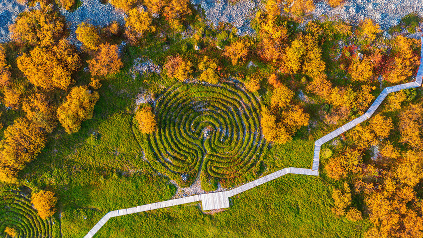Kamniti labirinti na otoku Bolšoj Zajackij (Veliki Zajčji otok)
